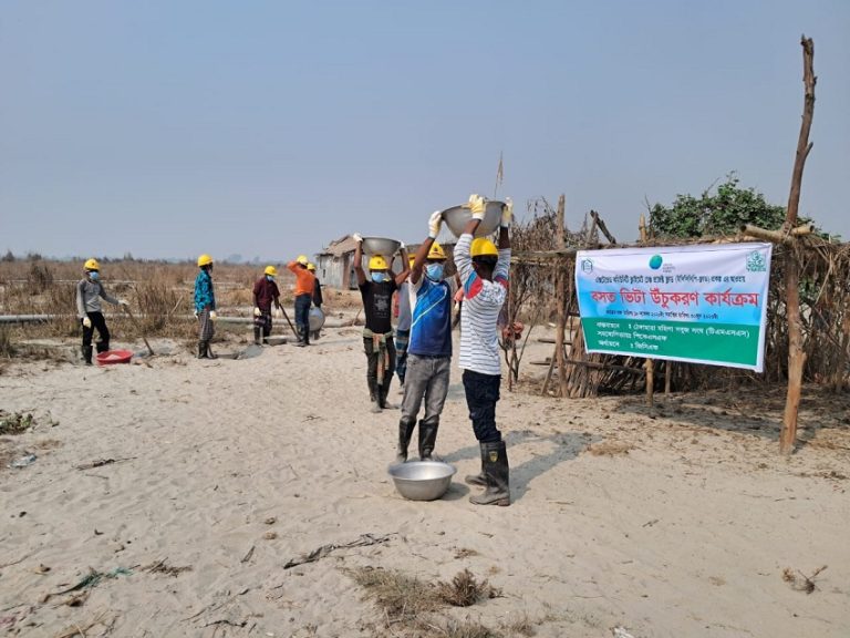 Read more about the article Plinth Raising Ensured the Permanent Settlement of the vulnerable community in the Riverine Charland:  Dakshin Dighalkandi, Saghata, Gaibandha.